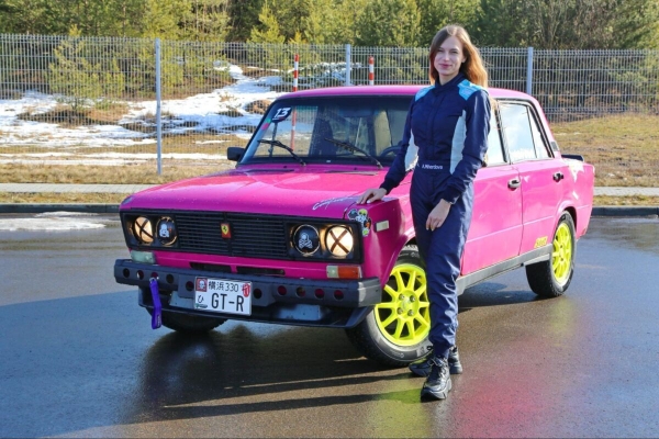 «Комфорта нет, это чистый "корч"». Посмотрите, на чем ездят белоруски, участвующие в автосостязаниях