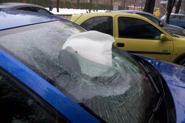 Когда в машину «прилетело». Кто ответит за упавший на авто лед?