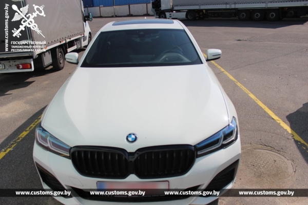 Семь недешевых авто пытались ввезти в Беларусь, занизив стоимость почти в два раза