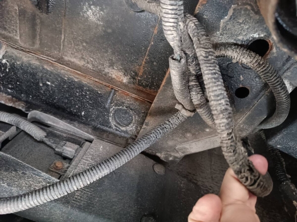 «Все гофры с проводкой посечены песком!». Белорусу так отпескоструили Cadillac, что у машины отказала электроника и кузов начал ржаветь