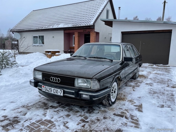 Редкий Audi 100 второго поколения продают в отличном состоянии. Сколько стоит?