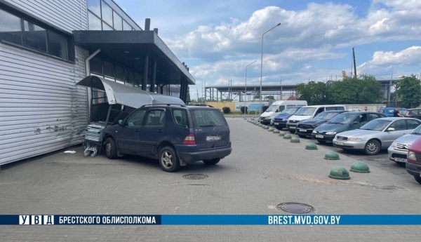 В Пинске пьяный бесправник перепутал педали. Бокс для тележек упал на женщину