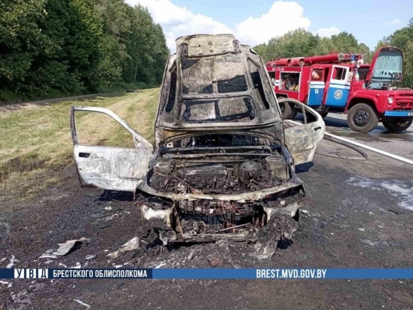 В Брестской области на ходу загорелся автомобиль