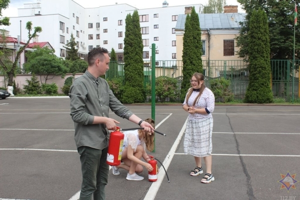 В Бресте детям продемонстрировали работу огнетушителя В Бресте детям продемонстрировали работу огнетушителя