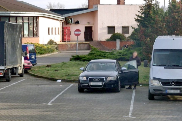 На польской границе водитель Audi пытался вклиниться в очередь и усадил человека на капот