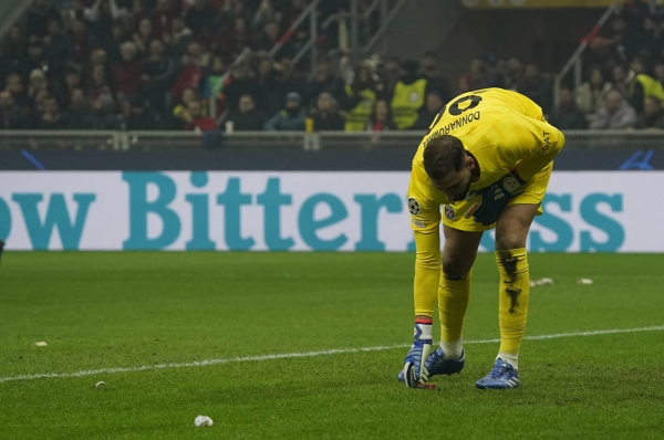 Фанаты во время матча забросали вратаря «деньгами». Что это значило? Фанаты во время матча забросали вратаря «деньгами». Что это значило?