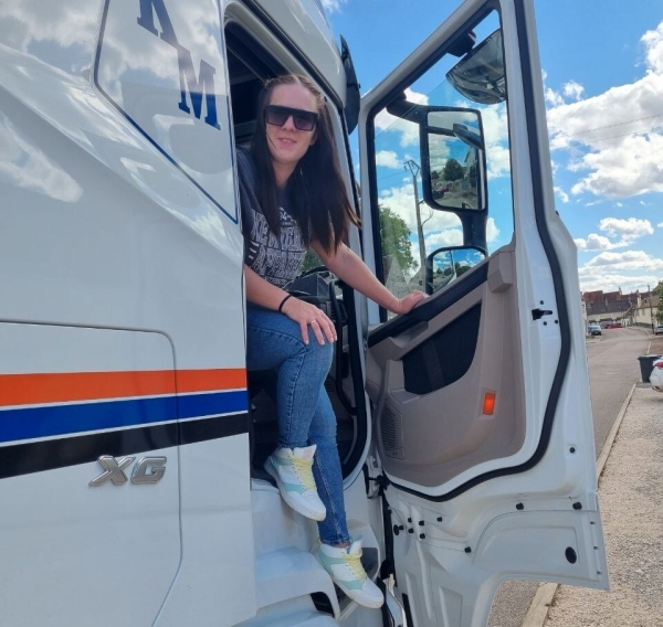 Белоруска устала ждать мужа из рейсов и вместе с ним ушла в дальнобой Белоруска устала ждать мужа из рейсов и вместе с ним ушла в дальнобой