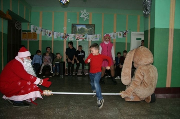 Дедушки Морозы из Кобрина исполнили долгожданные новогодние желания ребятишек приюта в агрогородке Оса