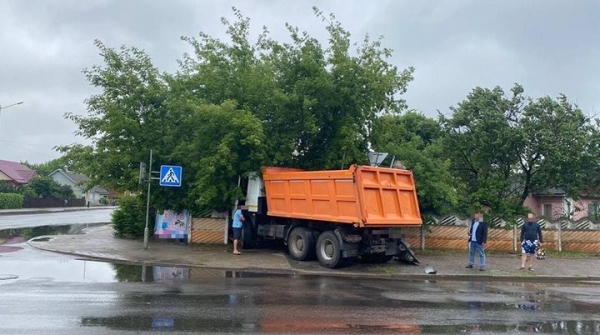 Грузовик снес светофор и забор в Барановичах