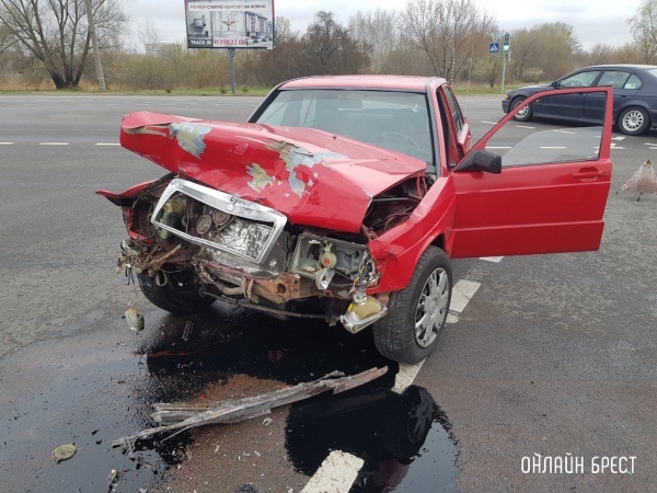 В Бресте на Варшавке возле Еврика серьёзно столкнулись автомобили
В Бресте на Варшавке возле Еврика серьёзно столкнулись автомобили