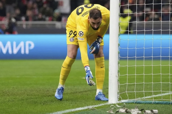 Фанаты во время матча забросали вратаря «деньгами». Что это значило? Фанаты во время матча забросали вратаря «деньгами». Что это значило?