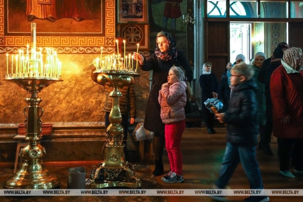 Брестчане идут в храмы, несут пасхальные куличи и крашеные яйца