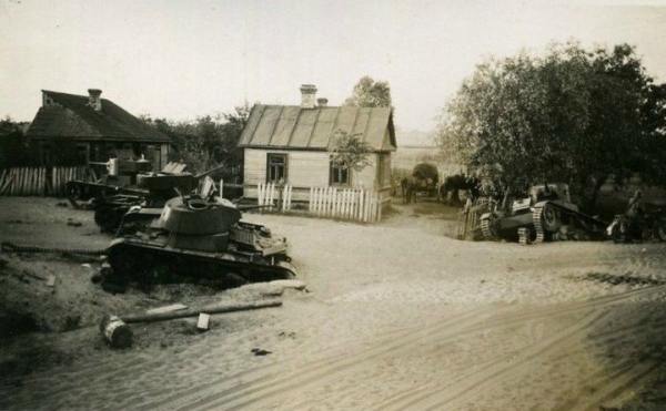 
                Подбитые танки. Сегодня это пересечение улиц Подгородская и Краснознаменная в Бресте
            