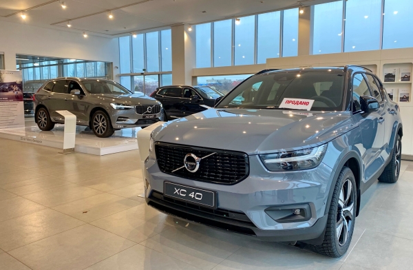 Машины без ценников и пустые автосалоны. Какие иномарки остались в Беларуси спустя неделю