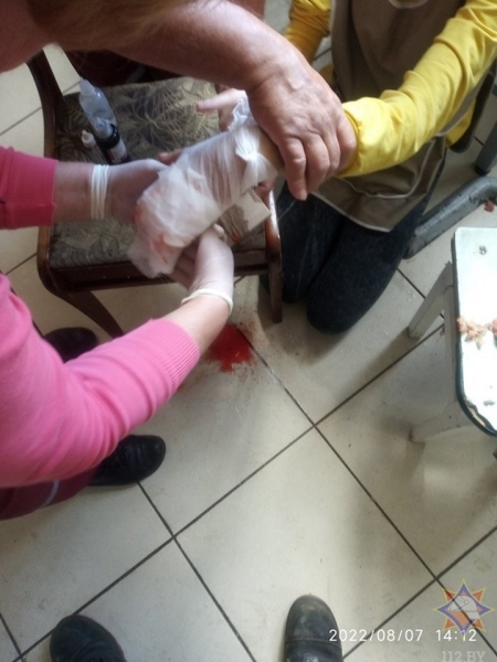 В Беларуси девушка застряла пальцем в мясорубке. Есть видео