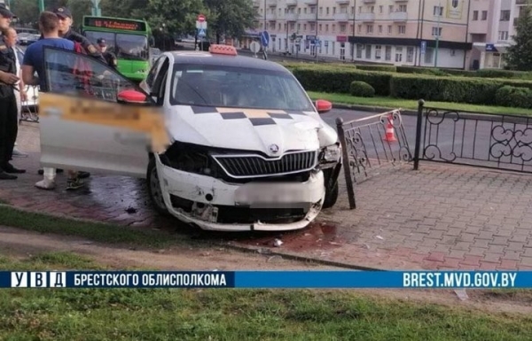 В Бресте пьяный водитель такси врезался в заборное ограждение В Бресте пьяный водитель такси врезался в заборное ограждение