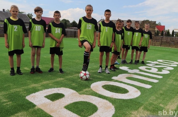 В Ганцевичах открыли футбольную площадку, построенную при содействии АБФФ и Туровского молочного комбината В Ганцевичах открыли футбольную площадку, построенную при содействии АБФФ и Туровского молочного комбината