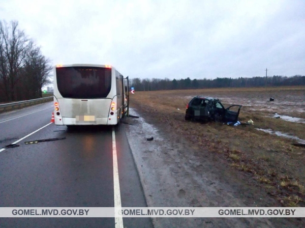 Жуткое ДТП в Гомельской области: легковушка столкнулась с автобусом — один человек погиб, пятеро пострадали