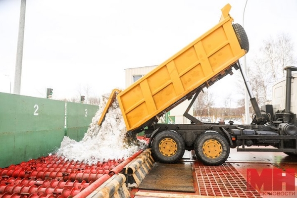 Приезжает в среднем по 70 машин снега в сутки. Как в столице плавят сугробы