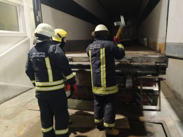 В Друскининкае в фуре нашли сигареты на 267 000 евро. Водитель-белорус уверял, что приехал на ремонт В Друскининкае в фуре нашли сигареты на 267 000 евро. Водитель-белорус уверял, что приехал на ремонт