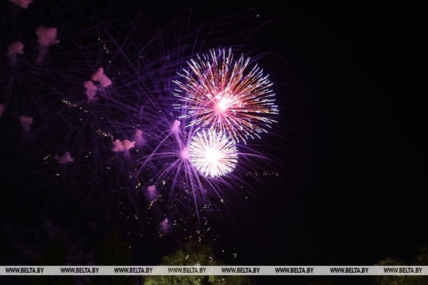 Было очень красиво! Сегодняшний салют в Бресте. Фото и видео Было очень красиво! Сегодняшний салют в Бресте. Фото и видео