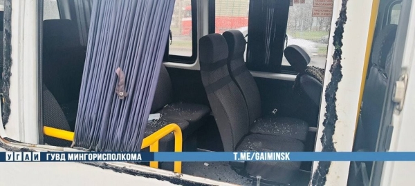 У самосвала лопнуло колесо. В проезжавшей рядом маршрутке повыбивало стекла