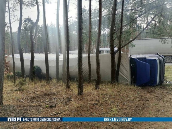 Под Брестом фура легла на бок