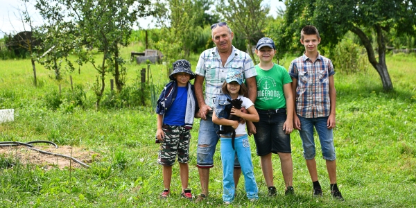 Собирает чернику, завел козу. История белоруса, который в 66 лет остался один с четырьмя детьми Собирает чернику, завел козу. История белоруса, который в 66 лет остался один с четырьмя детьми