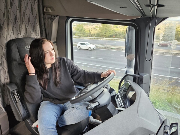 Белоруска устала ждать мужа из рейсов и вместе с ним ушла в дальнобой Белоруска устала ждать мужа из рейсов и вместе с ним ушла в дальнобой