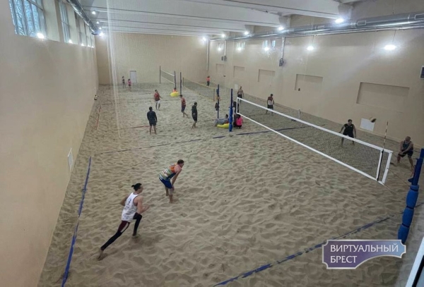 В Бресте из бассейна сделали крытую площадку для пляжного волейбола. Вот как это выглядит В Бресте из бассейна сделали крытую площадку для пляжного волейбола. Вот как это выглядит