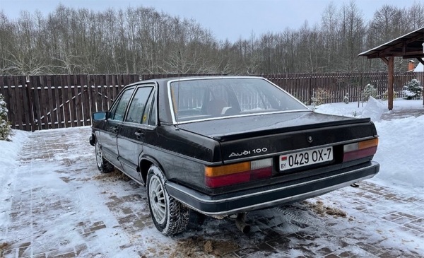 Редкий Audi 100 второго поколения продают в отличном состоянии. Сколько стоит?
