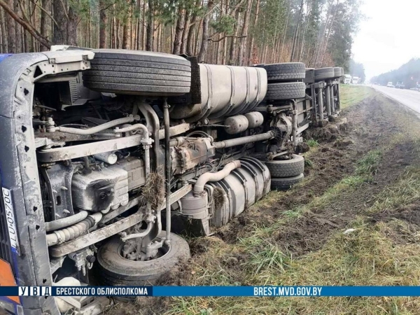 Под Брестом фура легла на бок