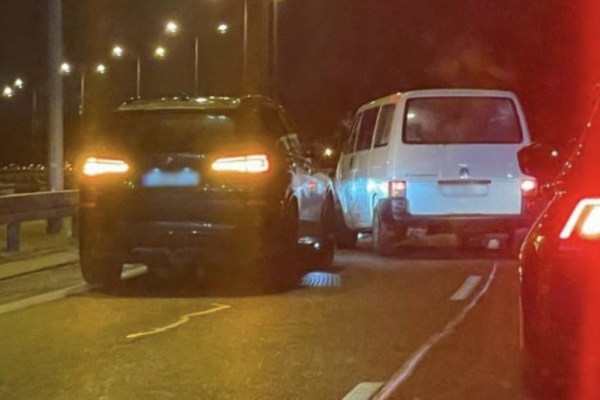 На польской границе водитель Audi пытался вклиниться в очередь и усадил человека на капот