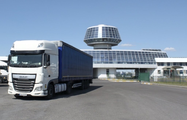 Польские перевозчики отказываются от перецепок в пользу перегруза на склады таможни