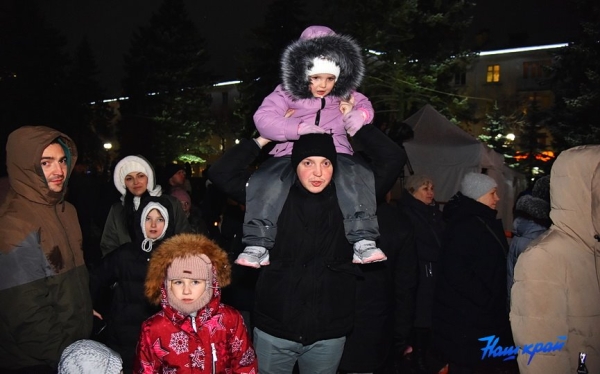 Такого еще не было. Огни на барановичской елке зажег огромный дракон Такого еще не было. Огни на барановичской елке зажег огромный дракон