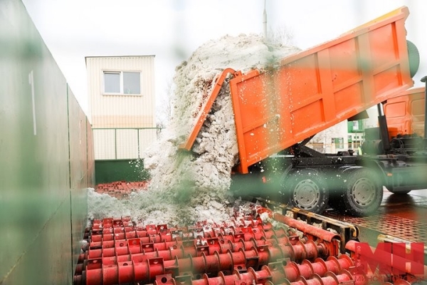 Приезжает в среднем по 70 машин снега в сутки. Как в столице плавят сугробы