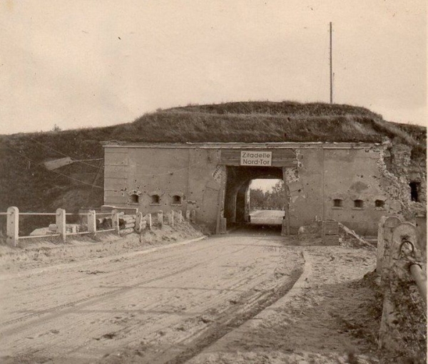 Александровские (Брестские, Северные) ворота крепости Брест-Литовск, 1941 г.
             
                Александровские (Брестские, Северные) ворота крепости Брест-Литовск, 1941 г.