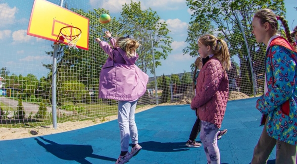 Новая спортивно-игровая площадка для детей появилась на территории начальной школы №5 в Бресте