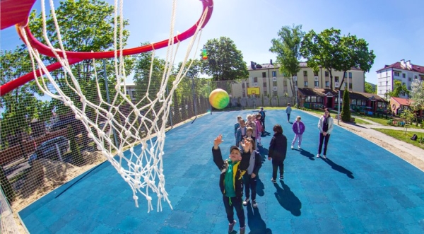 Новая спортивно-игровая площадка для детей появилась на территории начальной школы №5 в Бресте