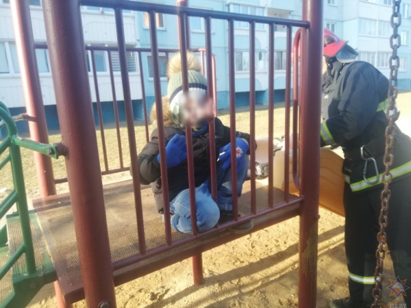 В Беларуси нога ребенка застряла в перилах горки – спасатели оказывали помощь В Беларуси нога ребенка застряла в перилах горки – спасатели оказывали помощь