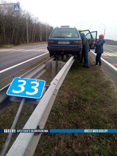 Как житель Бреста на «Пассате» оказался на отбойнике на М1? ГАИ рассказала подробности Как житель Бреста на «Пассате» оказался на отбойнике на М1? ГАИ рассказала подробности