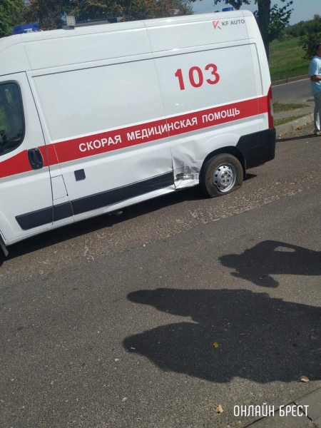 
                Очевидец: В Ивацевичах скорая помощь попала в ДТП
            